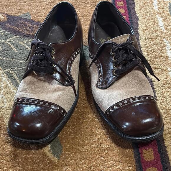 Vintage 1960’s Bostonian Brown and Tan Oxford Shoes with Brogue Detailing - Picture 1 of 12